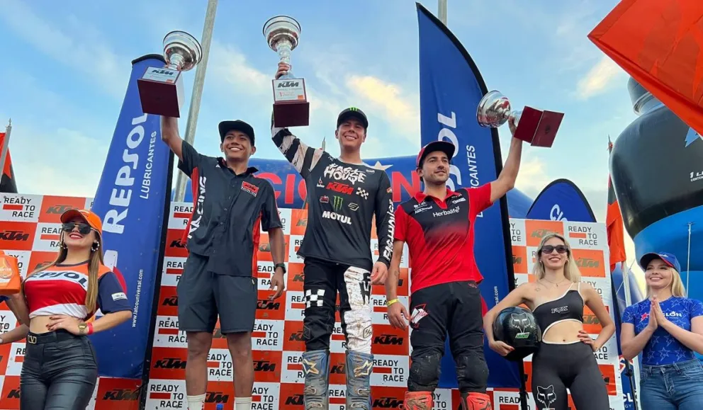 El podio de premiación de la MX1. Foto: Asociación de Motociclismo Santa Cruz.