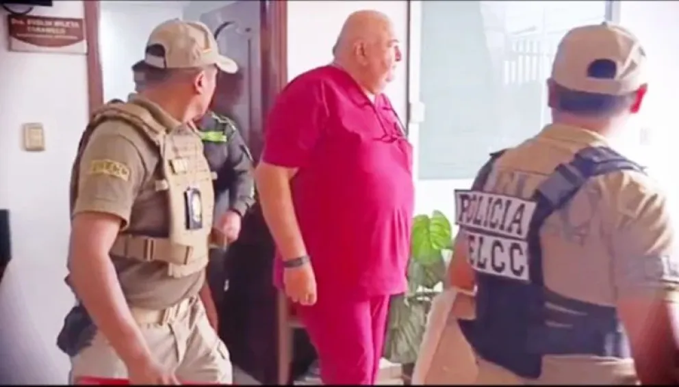 El acusado es conducido por efectivos policiales. Foto. Red Uno.