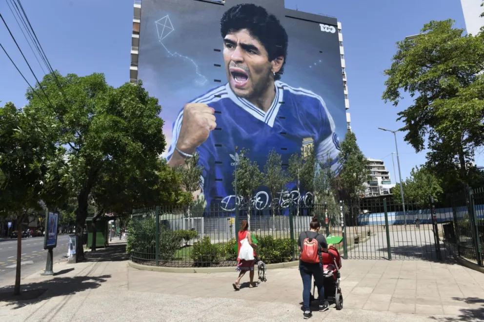 Un mural con la imagen de Diego Maradona en Buenos Aires. Foto: EFE.