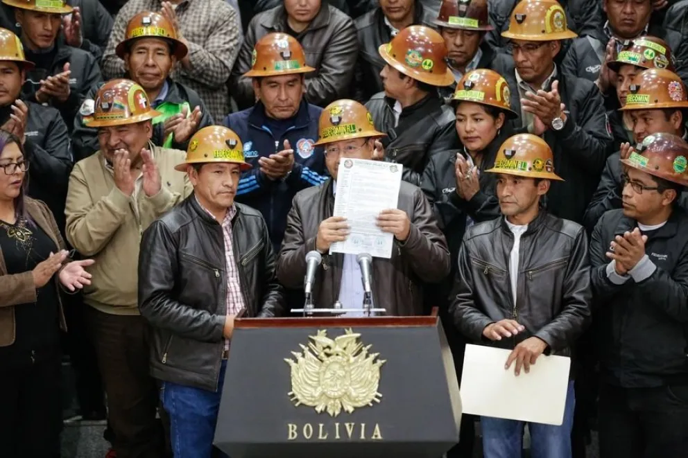 Arce, acompañado por representantes de la Fedecomin Oruro, esta mañana. Foto: ABI