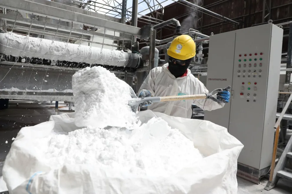 Un técnico de YLB coloca en un envase la producción de carbonato de litio. Foto: YLB-ABI