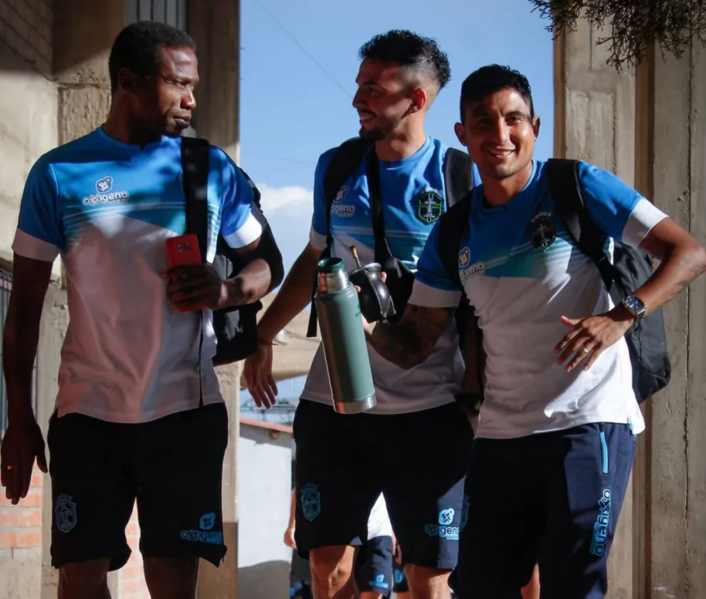 Alaca, uno de los más experimentados del club, con dos de sus compañeros. Foto CD San Antonio