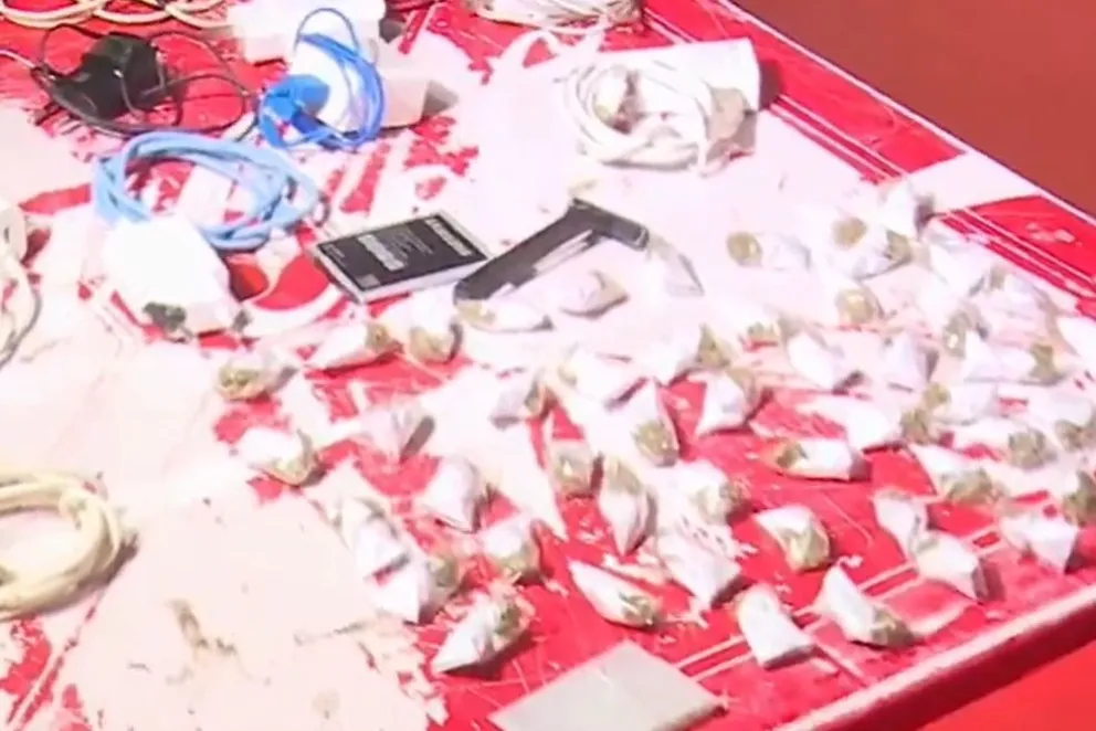 Los objetos y la mariguana secuestrada. Foto: Captura de video