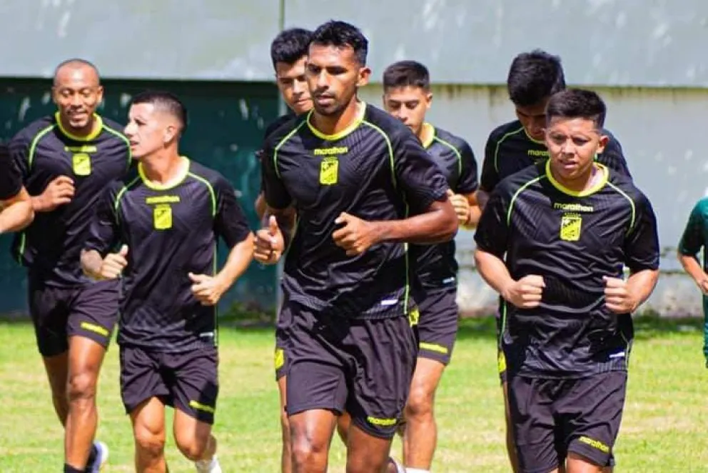 Gilbert Álvarez (centro) y sus compañeros durante la vuelta al trabajo. Foto: club Oriente Petrolero
