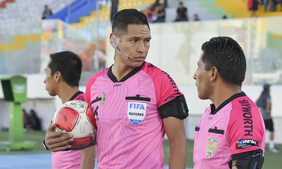 La terna arbitral que dirigió la semifinal de ida entre Universitario de Vinto y The Strongest. Foto: APG.