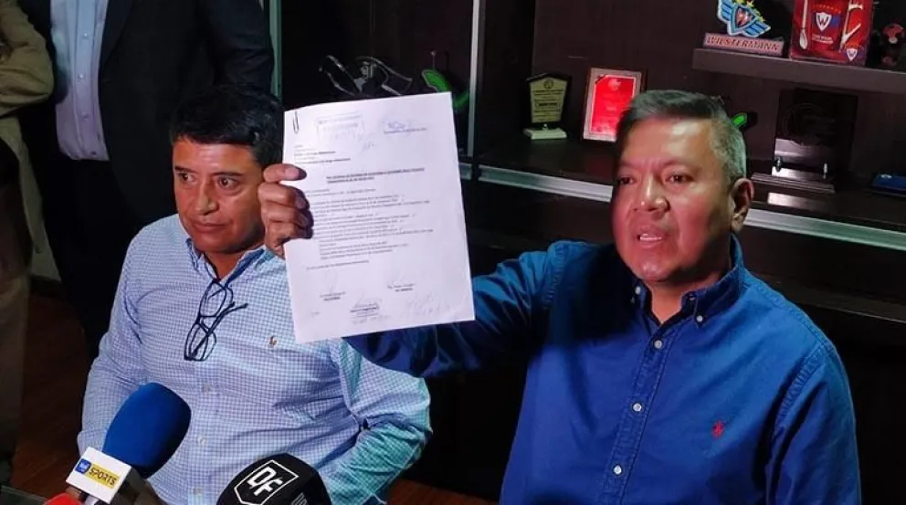 Vargas (izq.) expresidente de Wilstermann, junto a su exvicepresidente Quiroga. Foto: Los Tiempos.