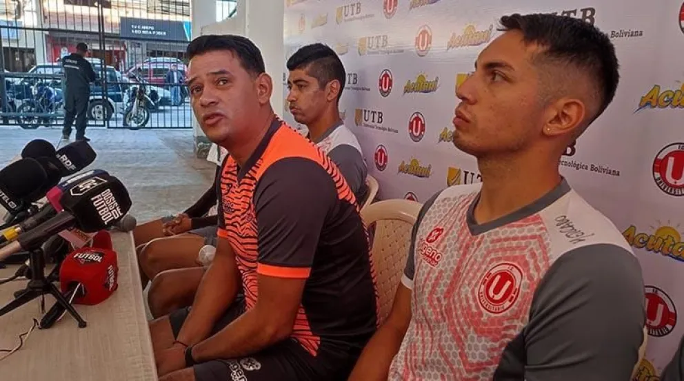 El DT de Universitario Pablo Godoy (centro) en conferencia. Foto: Los Tiempos.