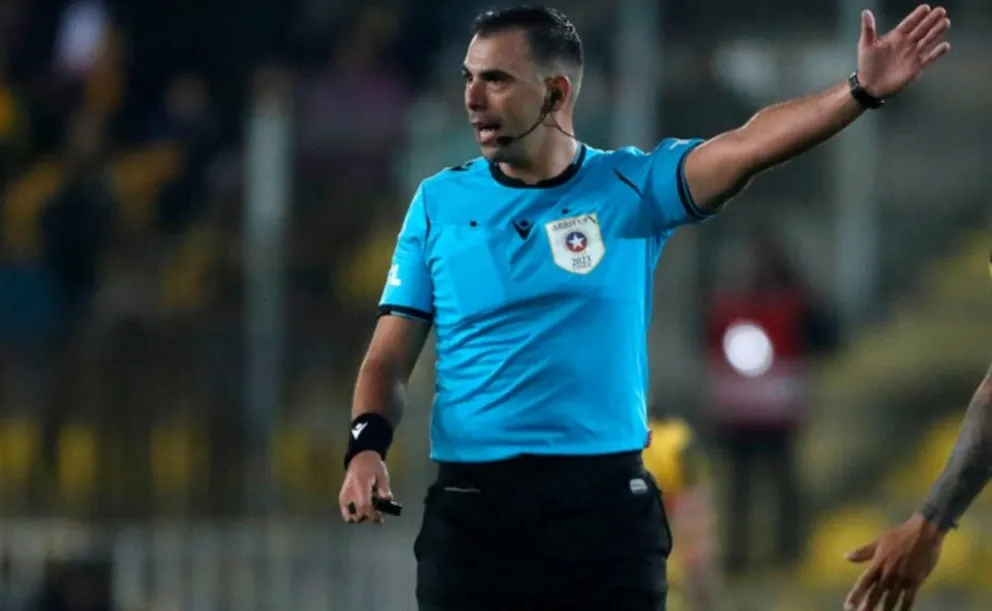 El árbitro chileno Juan Lara dirigirá este miércoles en Cochabamba el partido FC universitario vs. San Antonio. Foto: photosports.