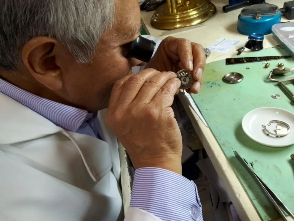 Reynaldo Flores trabaja en un reloj en su taller en La Paz.    FOTO: Jorge Soruco / Visión 360