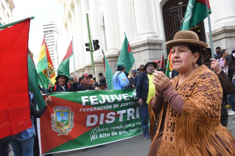 La marcha de los vecinos de El Alto llegó hasta puertas de la Vicepresidencia, en la ciudad de La Paz. Foto. APG