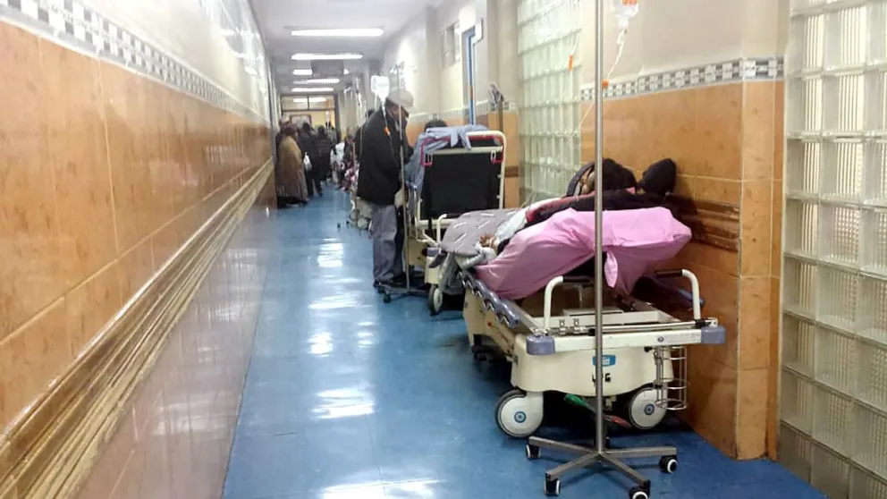 Pacientes reciben atención en el pasillo del Hospital Obrero de la Caja Nacional de Salud (CNS). Foto: Cabildeo Digital
