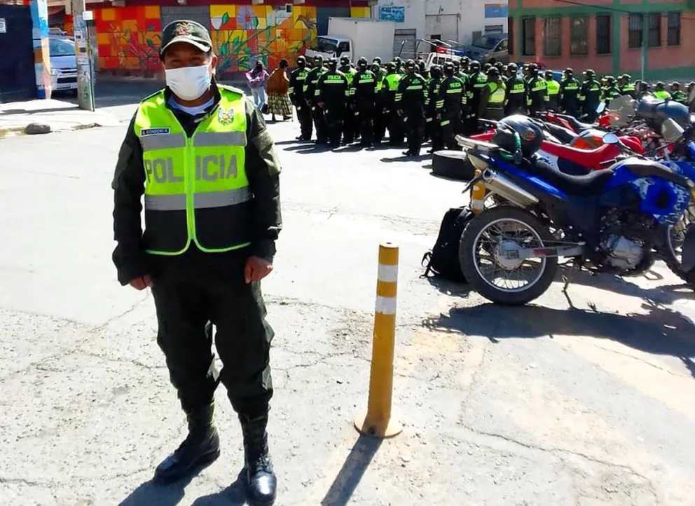 Policías en servicio afrontan extensas jornadas laborales de pie y a la intemperie.  Foto: Policía Boliviana