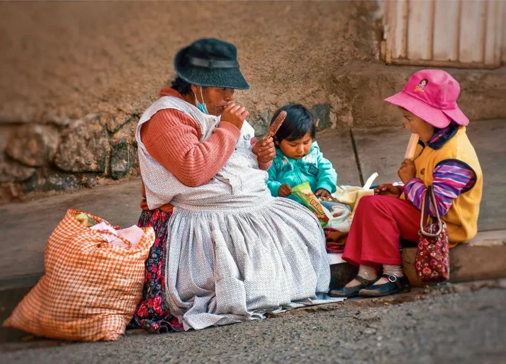 Tras horas de trabajo, muchas mujeres se encargan de las labores de casa y del cuidado de sus hijos. Foto: Juan Quisbert