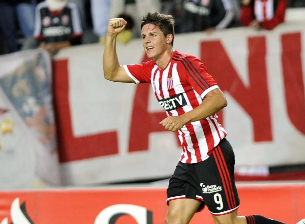 Guido Carrillo celebra uno de los tantos anotados mediante penal. Foto EFE
