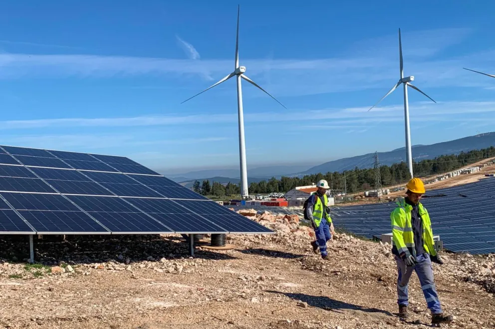 Trabajadores en uno de los parques de generación eólica y solar en Portugal. Foto: EFE