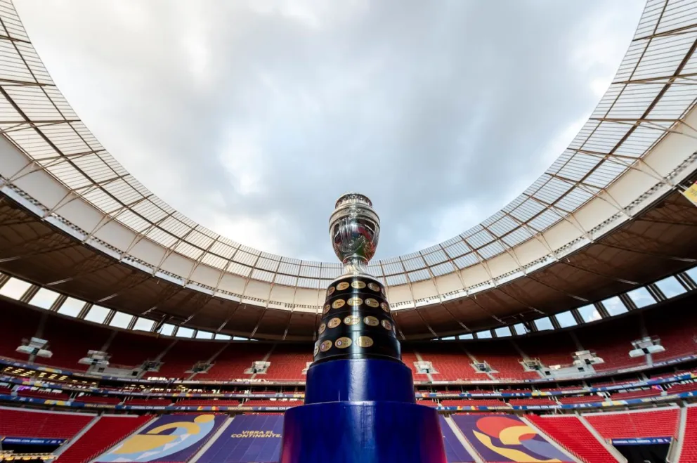 El trofeo que estará en disputa a partir del próximo 20 de junio. Foto: Conmebol