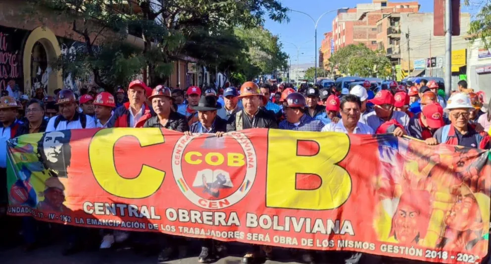 Arce y Choquehuanca a la cabeza de la marcha convocada por la COB.  Foto: APG