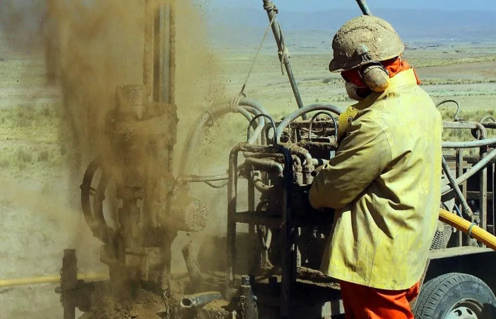 Un operador trabaja en la perforación de un pozo (Imagen referencial). Foto: YPFB