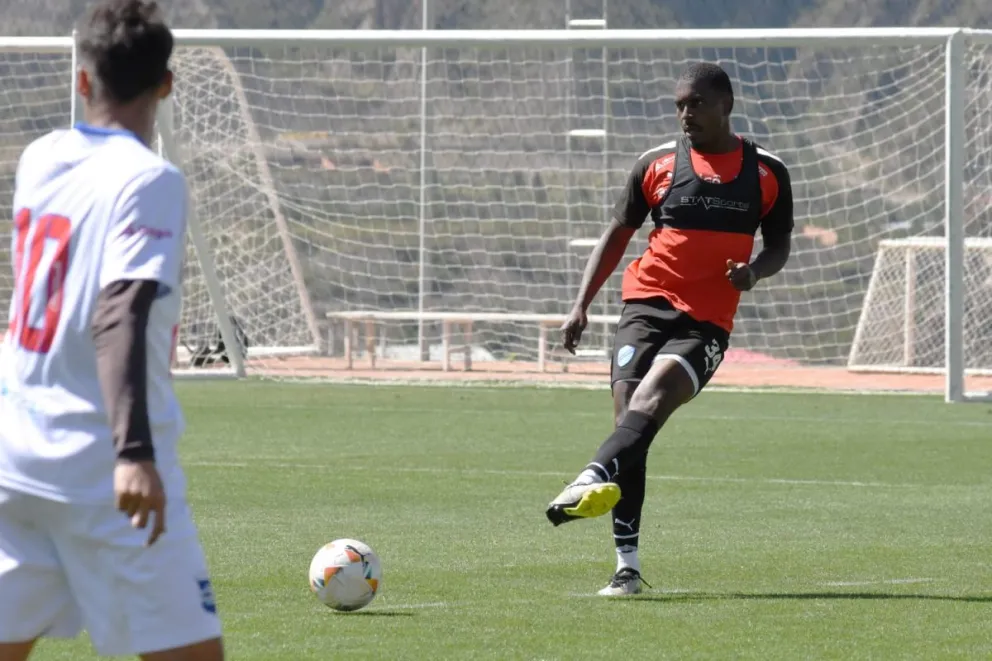 El defensor ecuatoriano Ordóñez en el partido de entrenamiento jugado en Ananta. Foto Bolívar