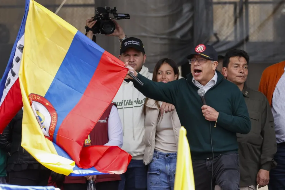 El presidente de Colombia, Gustavo Petro, ondea una bandera de su país en un discurso. Foto: EFE