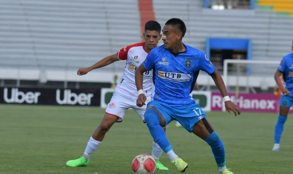 Una incidencia del juego, al fondo una de las curvas del estadio Capriles sin espectadores. Foto: APG 