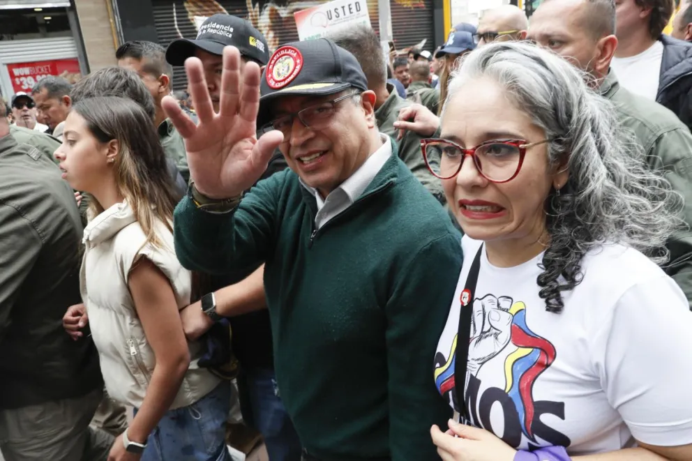 El presidente colombiano, Gustavo Petro acompañado de la senadora este 1 de Mayo. Foto: EFE