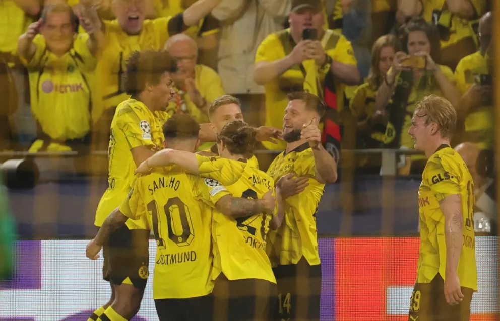 Los jugadores del Dortmund celebran luego de conquistar al único gol del partido. Foto EFE