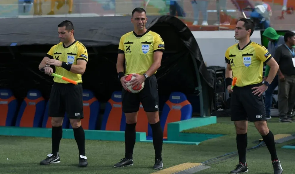 El árbitro Juan lara (centro) con sus colaboradores antes del inicio de las acciones. Foto: APG. 