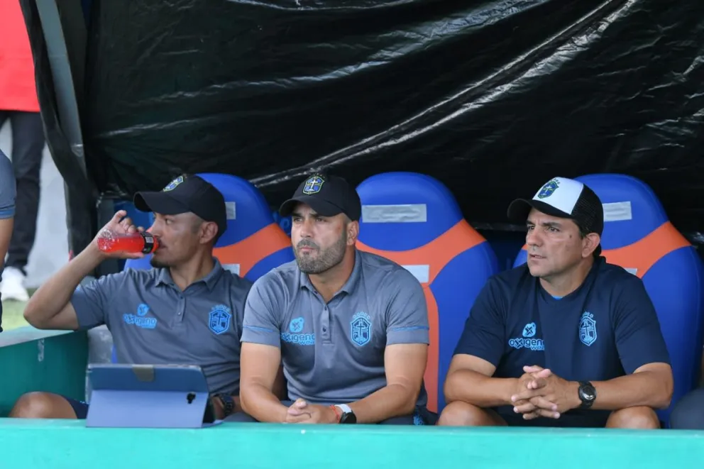 El entrenador Leitao, al centro, observa el partido en la casamata. Foto APG 