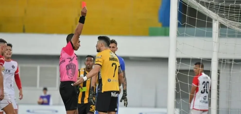 El árbitro Javier Revollo expulsa a Joel Amoroso en un partido en Cochabamba. Foto: APG 