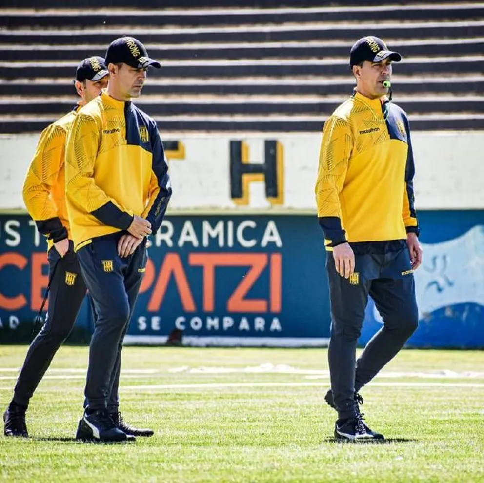 Ismael Rescalvo (der) junto a su hermano Juan, en el primer ciclo al mando del Tigre. Foto The Strongest