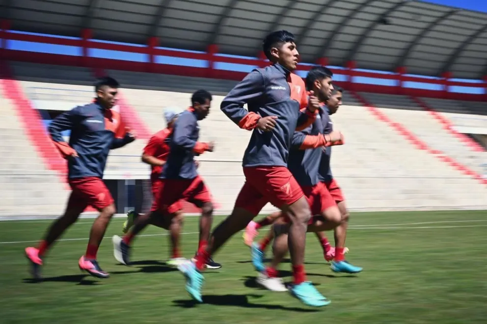 Los jugadores del plantel albirrojo en un entrenamiento en Villa Ingenio. Foto Always Ready