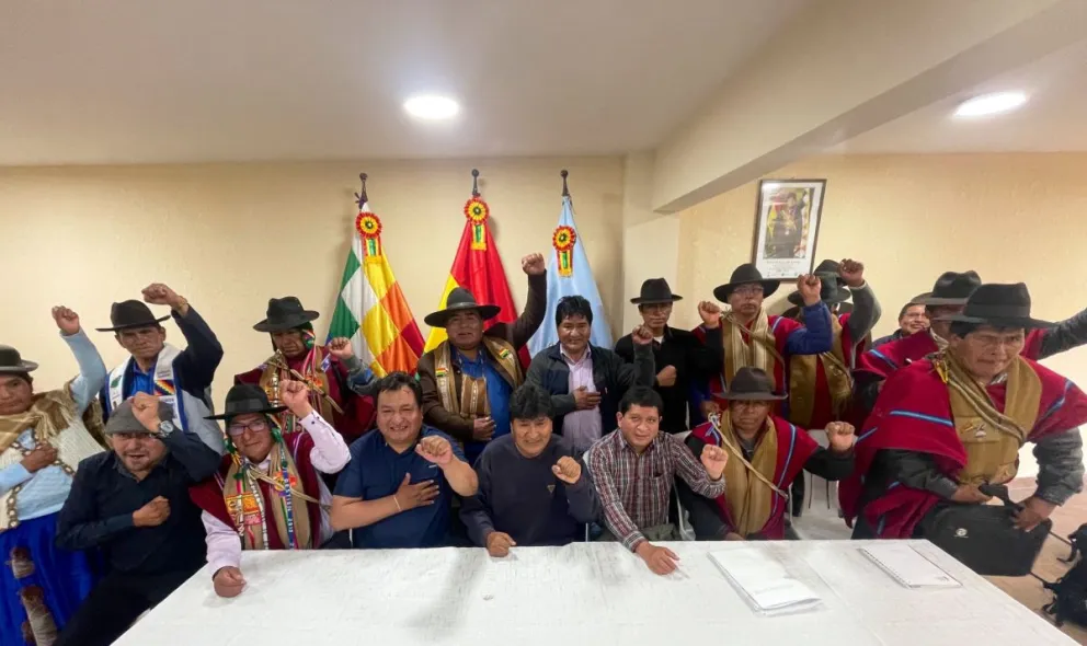 Evo Morales con dirigentes de la localidad de Warisata. Foto: @evoespueblo