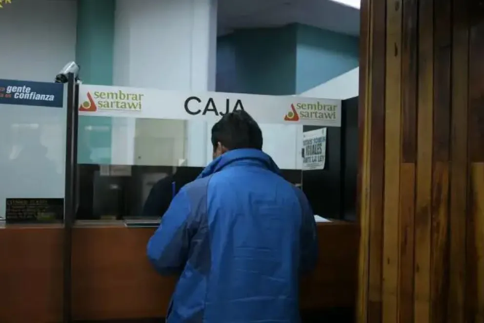 Un ciudadano paga impuestos en una de las cajas de la Alcaldía. Foto: AMUN