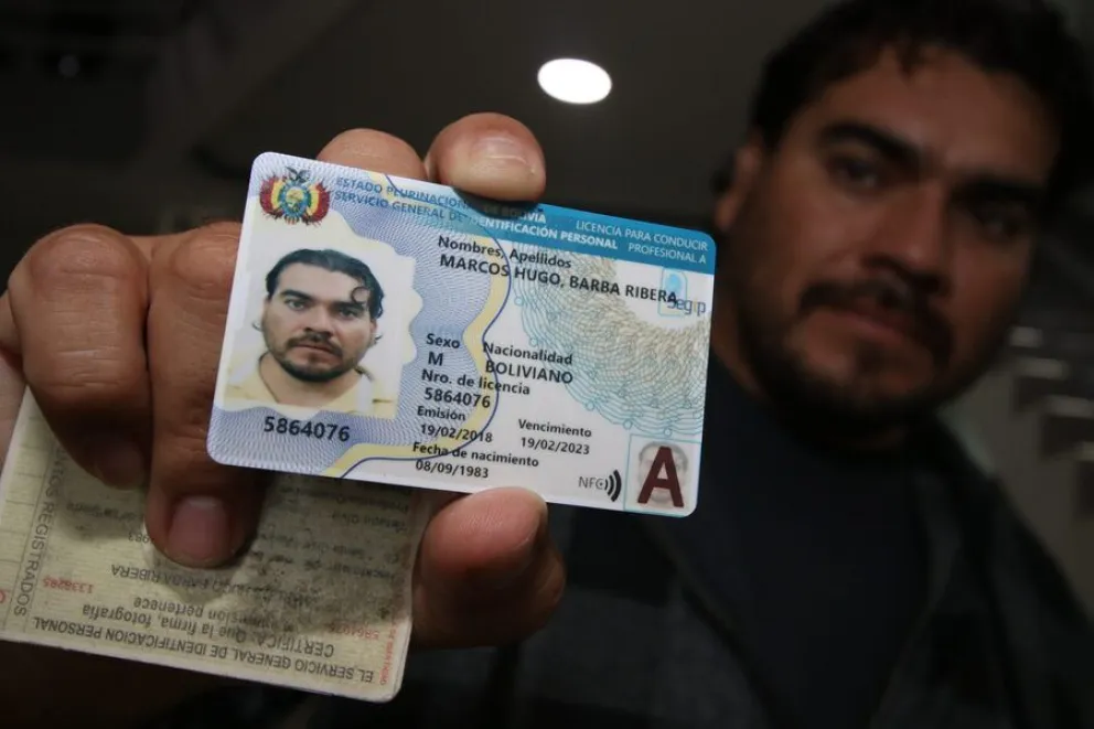 Una persona muestra su licencia (foto referencial). Foto: ABI 