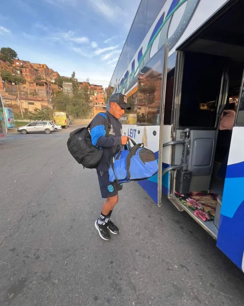 Uno de los jugadores de CD San Antonio Bulo Bulo ingresa al bus con su maletín. Foto San Antonio