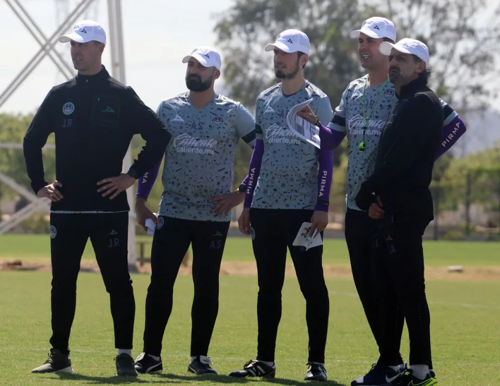 Juan Rescalvo, Agustín Segura, Agustín Peraita, Ismael Rescalvo y Robert Tejero, el cuerpo técnico que vuelve al Tigre. Foto: Mazatlán FC. 