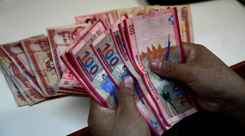 Una persona cuenta billetes (imagen referencial). Foto: Los Tiempos / Carlos López 