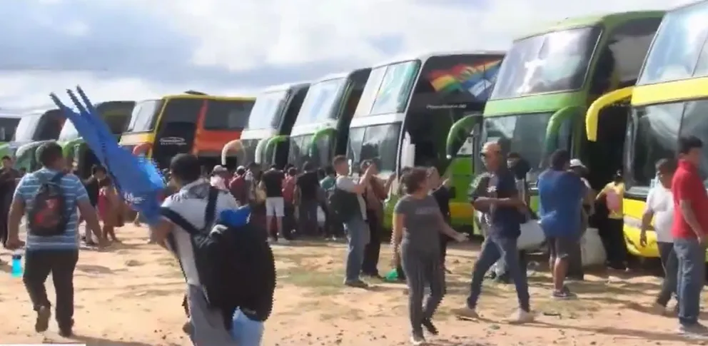 Buses en la terminal Bimodal de Santa Cruz momentos antes de partir hacia El Alto. Foto: Captura de video