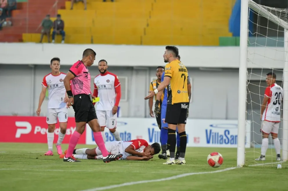 El árbitro Revollo antes de sacar la tarjeta roja a Amoroso, en el lance U de Vinto-The Strongest. Foto APG