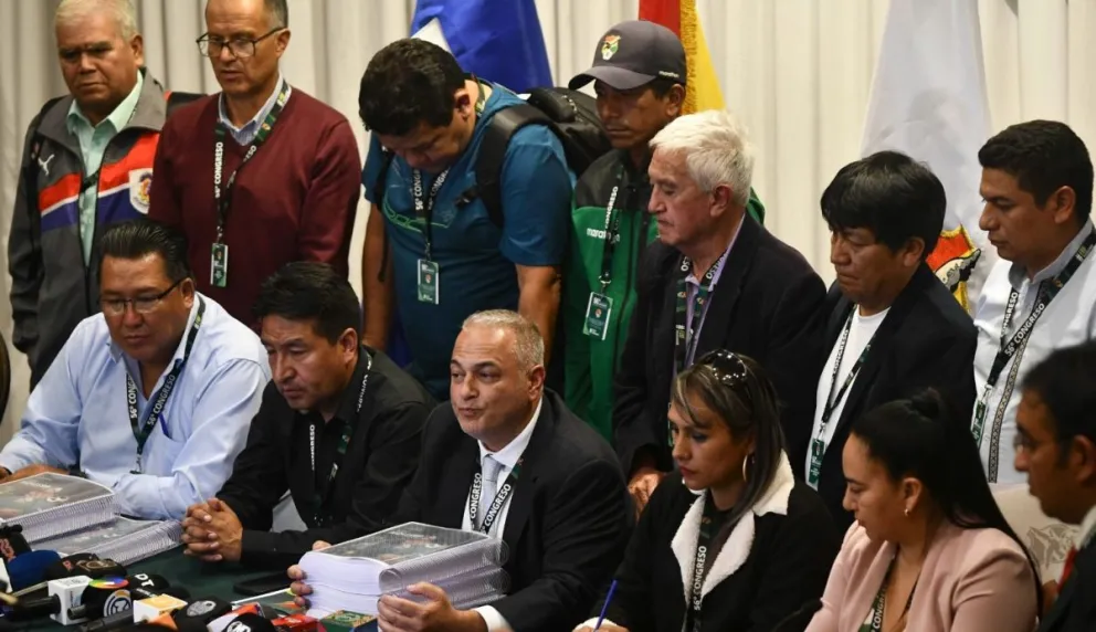 Dirigentes del futbol boliviano en la conferencia de prensa después del Congreso Ordinario del 26 de abril en La Paz. Foto: APG.