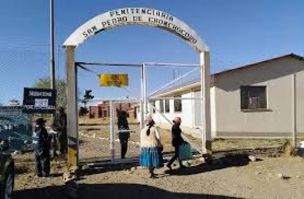 El ingreso al penal de máxima seguridad de Chonchocoro, en Viacha, donde guarda detención preventiva Luis Fernando Camacho. Foto: Defensoría del Pueblo