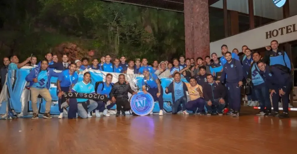 Un grupo de socios con el primer plantel celeste en su viaje del año pasado a Brasil. Foto: Club Bolívar.