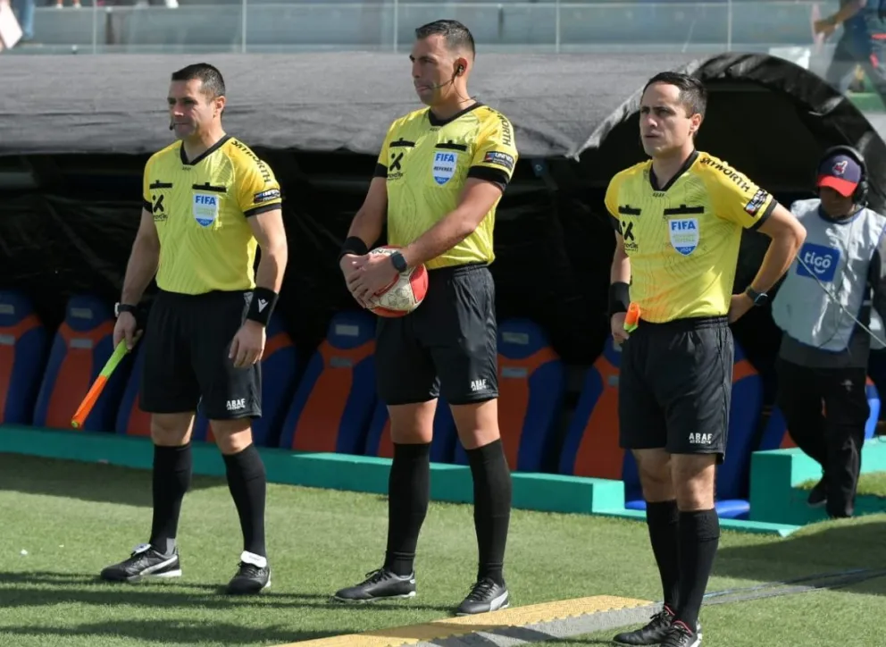 Los árbitros chilenos que dirigieron la primera final del Apertura el miércoles en Cochabamba. Foto APG 