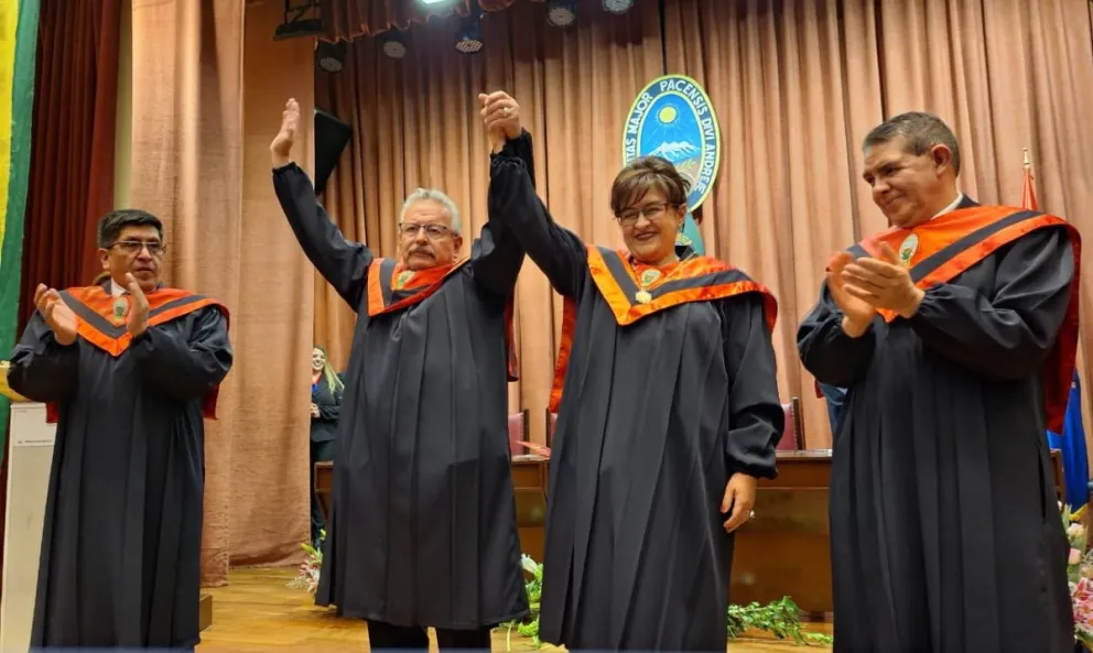"Mauge" García (Der) y Tito Estévez, al momento de su investidura. Foto: Paulo Lizárraga A. / Visión 360