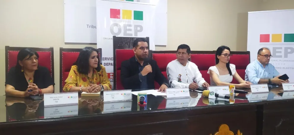 Vocales del TSE brindan conferencia de prensa, al centro el presidente en ejercicio de la entidad, Francisco Vargas. Foto: APG.