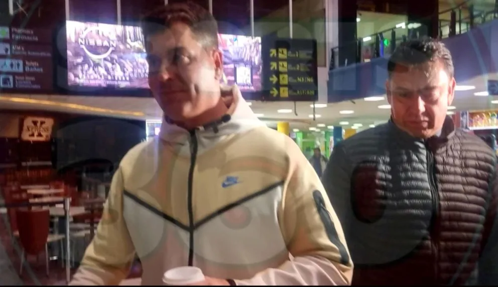 Ismael Rescalvo junto al dirigente Juan Pablo Revilla, quien lo recibió en el aeropuerto de El Alto.