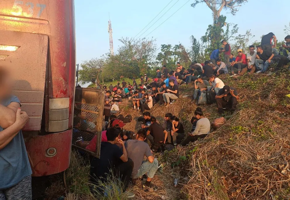Migrantes abandonados en autobuses en el municipio de Minatitlán, estado de Veracruz. Foto: EFE / Instituto Nacional de Migración