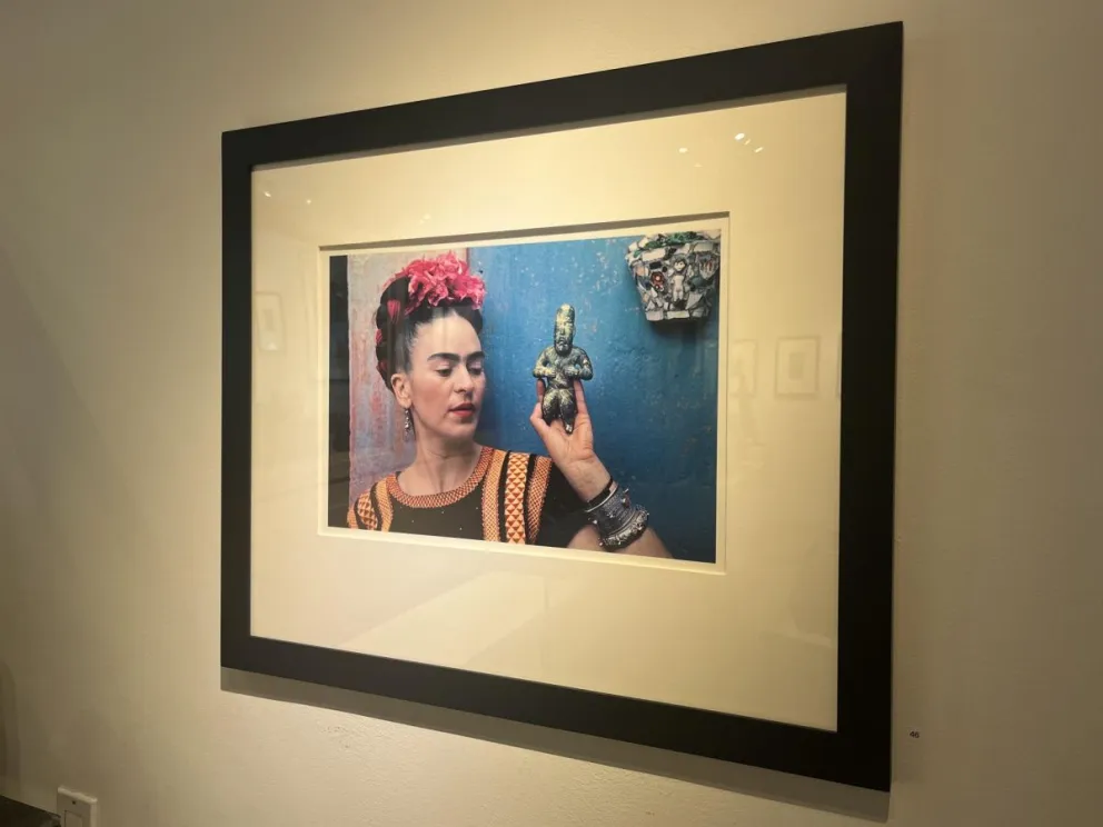 Una fotografía de la pintora mexicana Frida Kahlo en la galería Throckmorton Fine Art. Fotos: EFE
