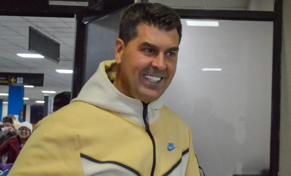 Rescalvo a su llegada al aeropuerto de El Alto. Foto: Club The Strongest.